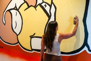 Cynthia Saliba, trabaja en su obra mural en Castillo de Mata