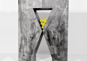 Eleusis 2023, Straw falling on concrete floors